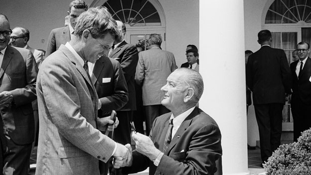 Robert Kennedy buried - Jun 08, 1968 - HISTORY.com
