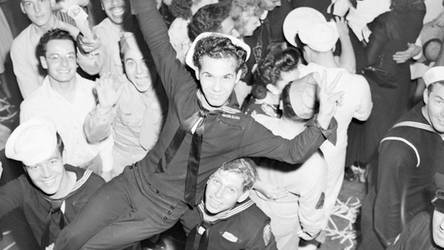 Iowa Celebrates V-J Day